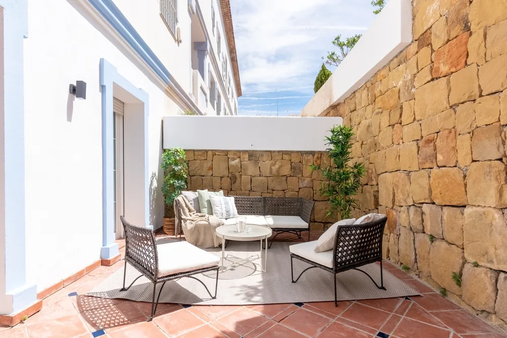 Elegant courtyard hardscaping idea